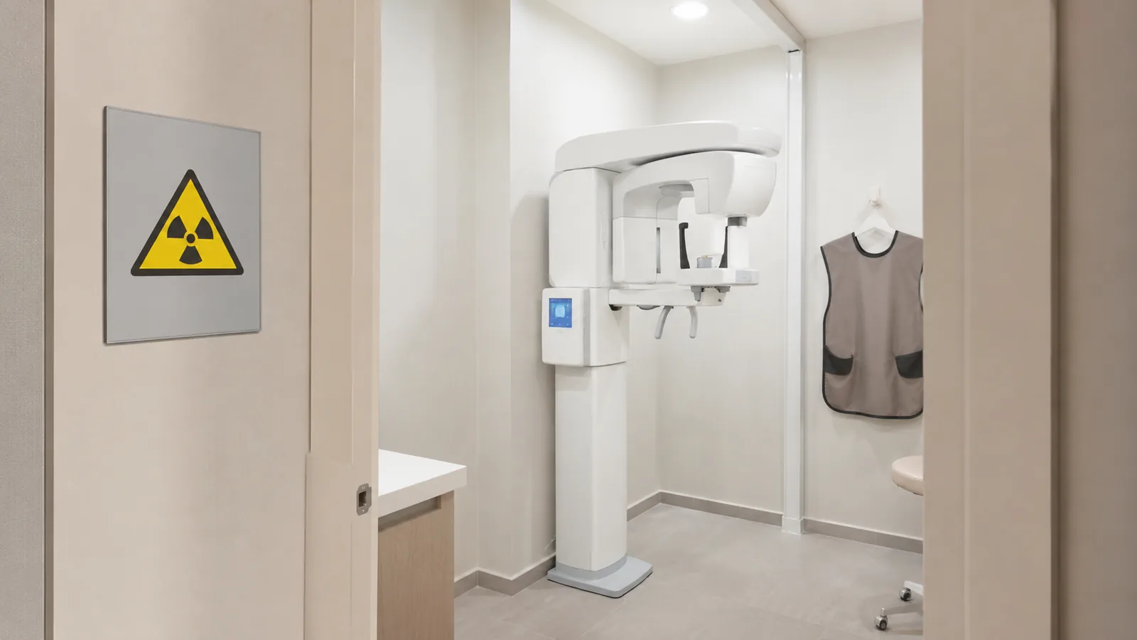 Salle de radiologie dentaire avec signalisation de radioprotection dans un cabinet moderne
